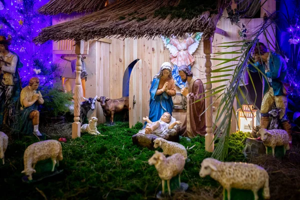 Meryem İsa'ya doğurdu ve İsa beşiğinde yatıyor