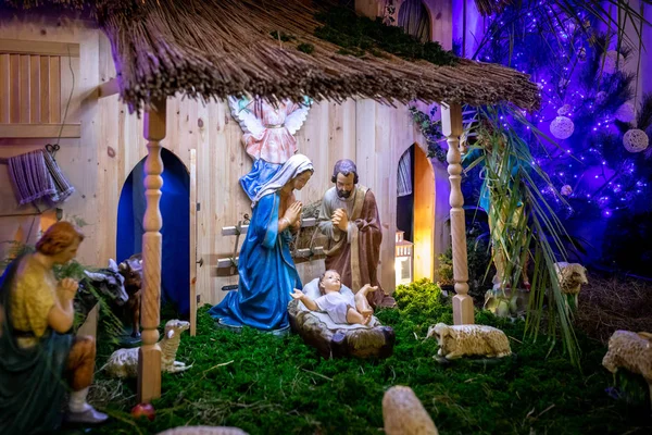 Meryem İsa'ya doğurdu ve İsa beşiğinde yatıyor