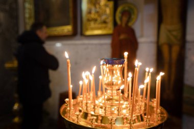 Noel kutlamaları sırasında Ortodoks bir tapınakta yanan mumlar