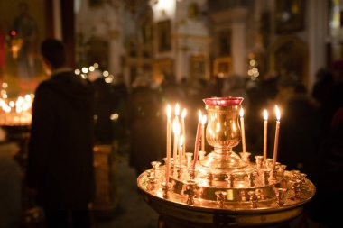 Noel kutlamaları sırasında Ortodoks bir tapınakta yanan mumlar