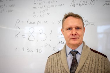 Minsk, Beyaz Rusya - 12 Yanuary, 2019: yaşlı fizik öğretmeni okulda