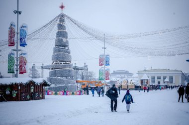 Minsk, Beyaz Rusya - 12 Yanuary, 2019: şehir merkezinde kar yağışı kar sokaklarda bir sürü sonra