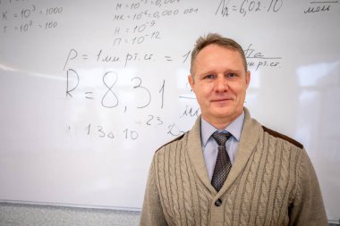 Minsk, Beyaz Rusya - 12 Yanuary, 2019: yaşlı fizik öğretmeni okulda