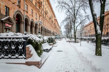 Minsk, Beyaz Rusya - 12 Yanuary, 2019: şehir merkezinde kar yağışı kar sokaklarda bir sürü sonra