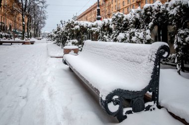 Minsk, Beyaz Rusya - 12 Yanuary, 2019: şehir merkezinde kar yağışı kar sokaklarda bir sürü sonra
