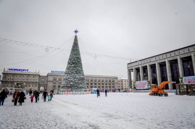 Minsk, Beyaz Rusya - 12 Yanuary, 2019: şehir merkezinde kar yağışı kar sokaklarda bir sürü sonra