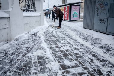 Minsk, Beyaz Rusya - 12 Yanuary, 2019: işçi ve kar makineleri Kaldır kar bir kar yağışı sonra şehir merkezinde