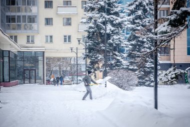 Minsk, Beyaz Rusya - 12 Yanuary, 2019: işçi ve kar makineleri Kaldır kar bir kar yağışı sonra şehir merkezinde