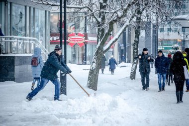 Minsk, Beyaz Rusya - 12 Yanuary, 2019: işçi ve kar makineleri Kaldır kar bir kar yağışı sonra şehir merkezinde