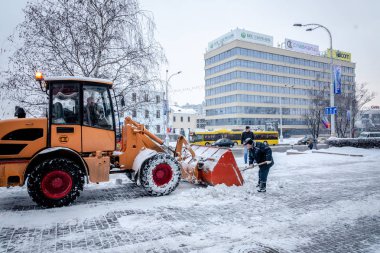 Minsk, Beyaz Rusya - 12 Yanuary, 2019: işçi ve kar makineleri Kaldır kar bir kar yağışı sonra şehir merkezinde