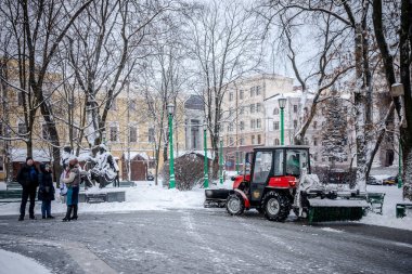 Minsk, Beyaz Rusya - 12 Yanuary, 2019: işçi ve kar makineleri Kaldır kar bir kar yağışı sonra şehir merkezinde