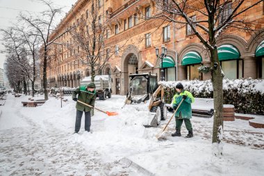 Minsk, Beyaz Rusya - 12 Yanuary, 2019: işçi ve kar makineleri Kaldır kar bir kar yağışı sonra şehir merkezinde