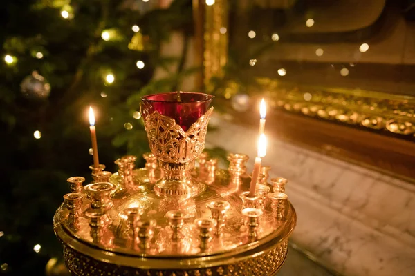 Queimando Velas Templo Ortodoxo Durante Celebração Natal — Fotografia de Stock