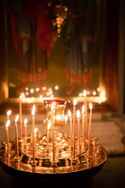 Noel kutlamaları sırasında Ortodoks bir tapınakta yanan mumlar