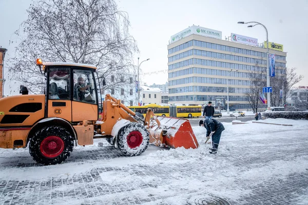 Minsk, Beyaz Rusya - 12 Yanuary, 2019: işçi ve kar makineleri Kaldır kar bir kar yağışı sonra şehir merkezinde