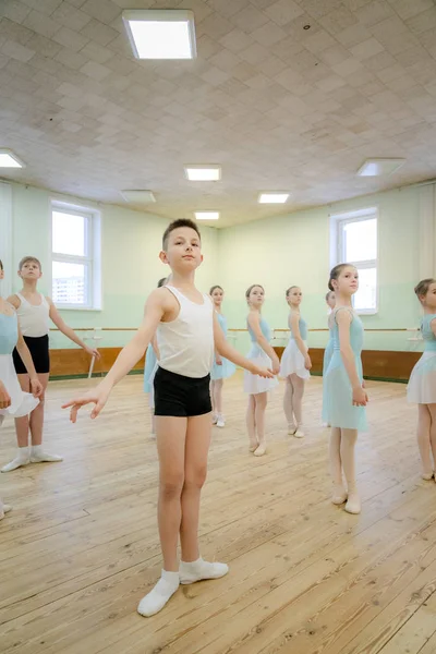 ミンスク ベラルーシ Yanuary 2019 専用のバレエ学校の女子と男子 — ストック写真