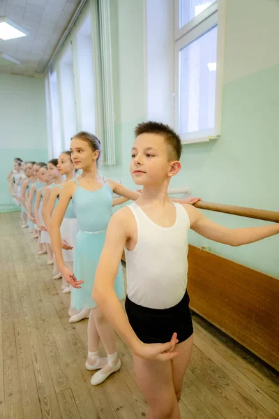 Minsk, Beyaz Rusya - 7 Yanuary, 2019: erkek ve kız bir özel bale okulunda