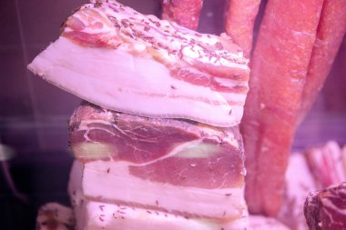 domuz yağı, domuz pastırması ve domuz etinin kasap vitrin