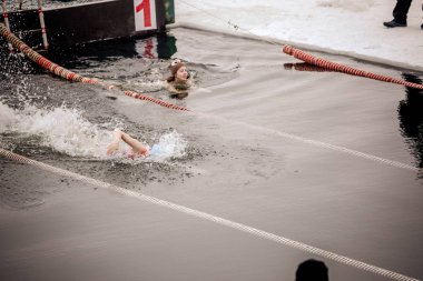 Minsk, Beyaz Rusya - 19 Yanuary, 2018: insanlar için kış yüzme gitmek
