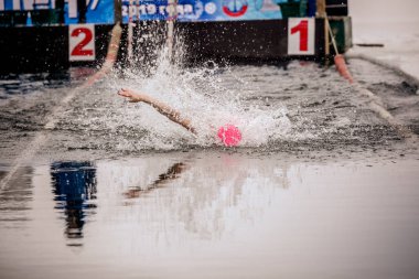 Minsk, Beyaz Rusya - 19 Yanuary, 2018: insanlar için kış yüzme gitmek