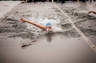 Minsk, Beyaz Rusya - 19 Yanuary, 2018: insanlar için kış yüzme gitmek