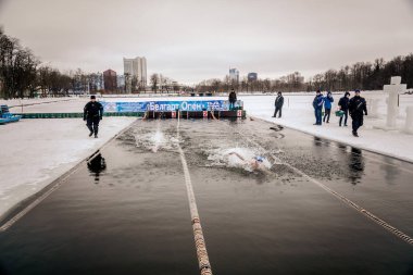 Minsk, Beyaz Rusya - 19 Yanuary, 2018: insanlar için kış yüzme gitmek