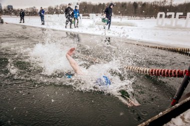 Minsk, Beyaz Rusya - 19 Yanuary, 2018: insanlar için kış yüzme gitmek