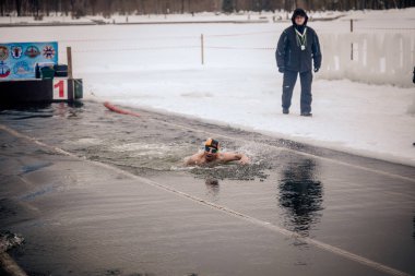 Minsk, Beyaz Rusya - 19 Yanuary, 2018: insanlar için kış yüzme gitmek