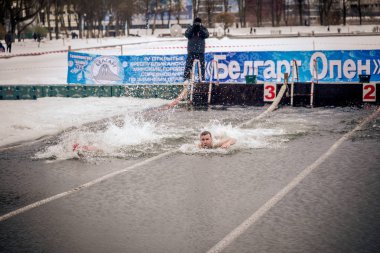 Minsk, Beyaz Rusya - 19 Yanuary, 2018: insanlar için kış yüzme gitmek