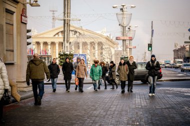 Minsk, Beyaz Rusya - 19 Yanuary, 2018: İnsanlar güneşli havalarda kışın şehrin orta sokaklarında yürümek