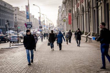 Minsk, Beyaz Rusya - 19 Yanuary, 2018: İnsanlar güneşli havalarda kışın şehrin orta sokaklarında yürümek