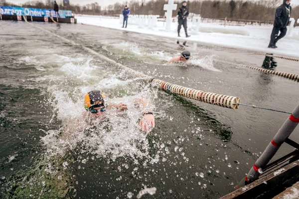 白俄罗斯明斯克 2018年 Yanuu并不是 19岁 人们参加冬季游泳 — 图库照片