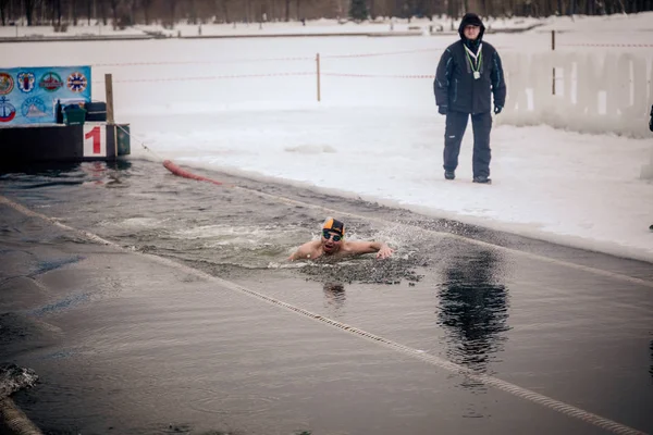 Minsk, Beyaz Rusya - 19 Yanuary, 2018: insanlar için kış yüzme gitmek