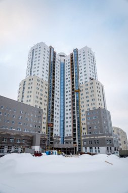 yüksek katlı bir otel inşaatı kışın