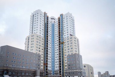 yüksek katlı bir otel inşaatı kışın