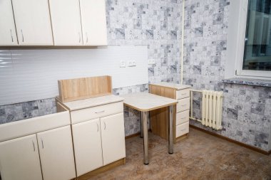 Yeni daire daire mobilya ile boş oda