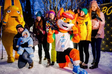 Minsk, Beyaz Rusya - 20 Yanuary, 2018: yetişkinler ve çocuklar ile II Avrupa maskotu Lesik fotoğraflandı tilki oyunları