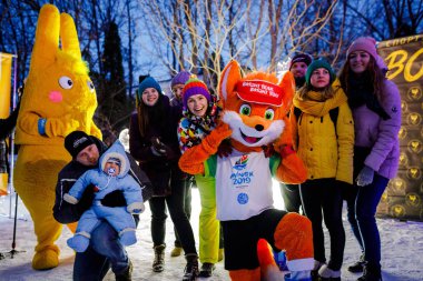 Minsk, Beyaz Rusya - 20 Yanuary, 2018: yetişkinler ve çocuklar ile II Avrupa maskotu Lesik fotoğraflandı tilki oyunları