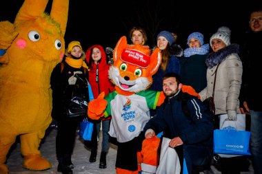 Minsk, Beyaz Rusya - 20 Yanuary, 2018: yetişkinler ve çocuklar ile II Avrupa maskotu Lesik fotoğraflandı tilki oyunları
