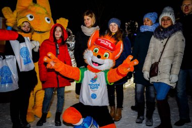Minsk, Beyaz Rusya - 20 Yanuary, 2018: yetişkinler ve çocuklar ile II Avrupa maskotu Lesik fotoğraflandı tilki oyunları