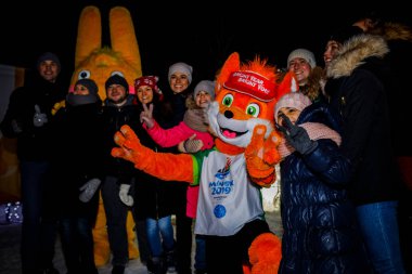 Minsk, Beyaz Rusya - 20 Yanuary, 2018: yetişkinler ve çocuklar ile II Avrupa maskotu Lesik fotoğraflandı tilki oyunları