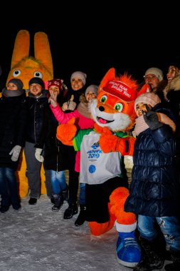 Minsk, Beyaz Rusya - 20 Yanuary, 2018: yetişkinler ve çocuklar ile II Avrupa maskotu Lesik fotoğraflandı tilki oyunları