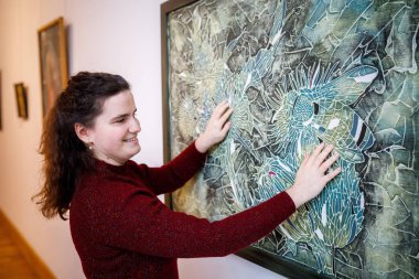 Minsk, Beyaz Rusya - 20 Yanuary, 2018: kör kadın dokunuşlar eller müzede dokunsal resim sergisi
