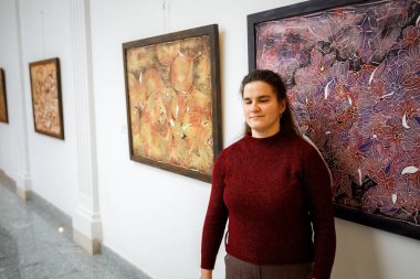 Minsk, Beyaz Rusya - 20 Yanuary, 2018: kör kadın dokunuşlar eller müzede dokunsal resim sergisi