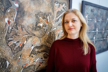 Minsk, Beyaz Rusya - 20 Yanuary, 2018: kör kadın dokunuşlar eller müzede dokunsal resim sergisi