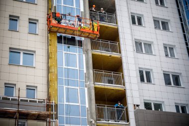 Minsk, Beyaz Rusya - 20 Yanuary, 2018: inşaat işçileri bir çok katlı konut kışın bina inşa