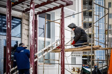Minsk, Beyaz Rusya - 20 Yanuary, 2018: inşaat işçileri bir çok katlı konut kışın bina inşa