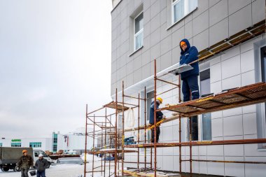 Minsk, Beyaz Rusya - 20 Yanuary, 2018: inşaat işçileri bir çok katlı konut kışın bina inşa