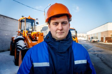 Minsk, Beyaz Rusya - 20 Yanuary, 2018: adam yol onarım uğraşan ve kışın asfaltlama