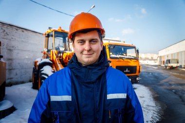 Minsk, Beyaz Rusya - 20 Yanuary, 2018: adam yol onarım uğraşan ve kışın asfaltlama